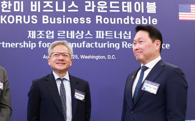 최태원 SK그룹 회장이 지난 8월 미국 워싱턴DC 윌라드 호텔에서 열린 한미 비즈니스 라운드 테이블 리셉션에서 젠슨 황 엔비디아 최고경영자CEO와 대화하고 있다 사진연합뉴스