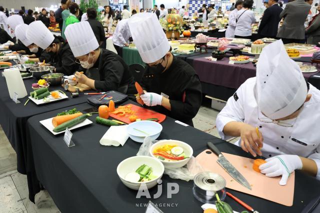 참여자들이 푸드카빙을 선보이고 있다