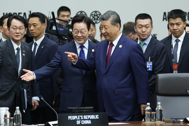 이재명 대통령이 31일 경주화백컨벤션센터HICO에서 열린 2025 아시아태평양경제협력체APEC 정상회의 제1세션에서 시진핑 중국 국가주석과 입장하고 있다 사진연합뉴스