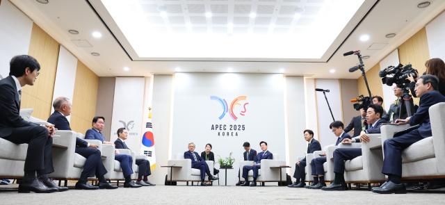 이재명 대통령이 31일 APEC 정상회의장인 경주화백컨벤션센터에서 젠슨 황 엔비디아 최고경영자를 접견하고 있다 왼쪽부터 시계방향으로 이해진 네이버 이사회 의장 정의선 현대차그룹 회장 최태원 SK그룹 회장 이재용 삼성전자 회장 젠슨 황 이 대통령 배경훈 과학기술정보통신부 장관 김정관 산업통상부 장관 강훈식 대통령비서실장 김용범 정책실장 사진연합뉴스