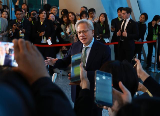 젠슨 황 엔비디아 최고경영자가 31일 경북 경주 예술의전당 원화홀에서 열린 2025년 아시아태평양경제협의체APEC 경주 엔비디아 기자간담회에서 입장 전 취재진 질문에 답하고 있다 사진연합뉴스