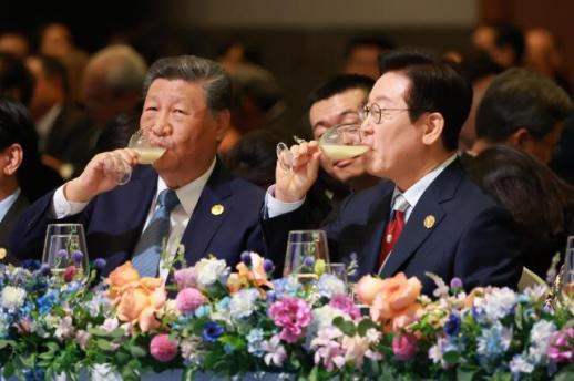 【2025 APEC】韩中元首共同举杯