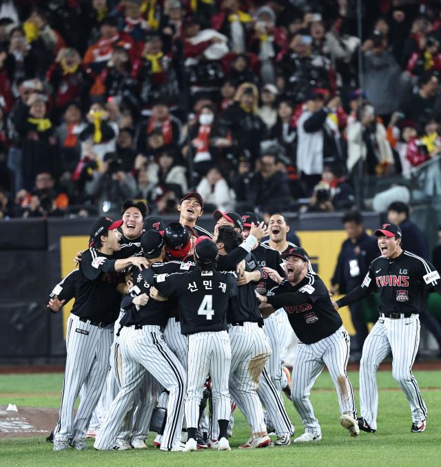 LG 한화 이기고 2년 만에 통합우승 사진연합뉴스