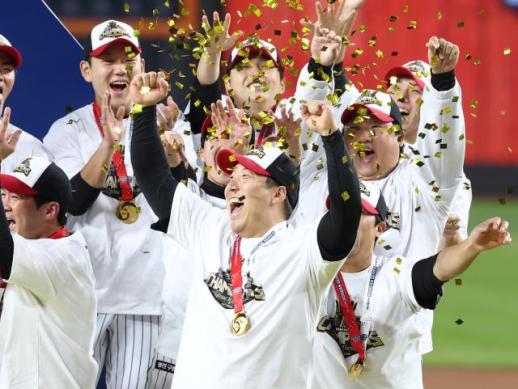 LG 우승 이끈 김현수, 한국시리즈 MVP 우뚝