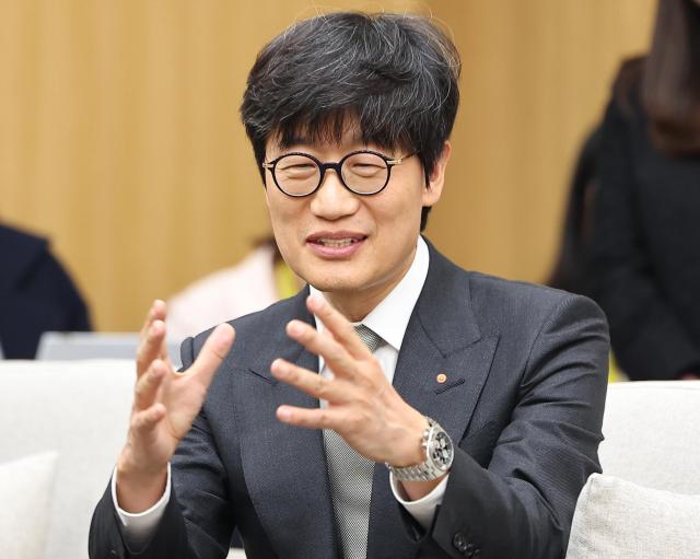 이해진 네이버 이사회 의장이 31일 APEC 정상회의장인 경주화백컨벤션센터에서 진행된 이재명 대통령과 젠슨 황 엔비디아 최고경영자의 면담에 참석해 발언하고 있다사진연합뉴스