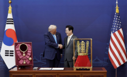 트럼프, 韓 금관·훈장 선물 만족?…미국 다시 존중받아