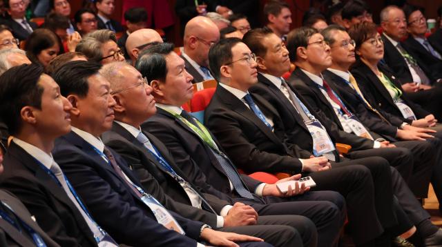 29일 경북 경주예술의전당에서 개최한 APEC CEO서밋에서 최태원 대한상공회의소 회장과 정의선 현대차그룹 회장 구광모 LG그룹 회장 신동빈 롯데 회장 등이 도널드 트럼프 미국 대통령의 정상 특별연설을 경청하고 있다 사진대한상의