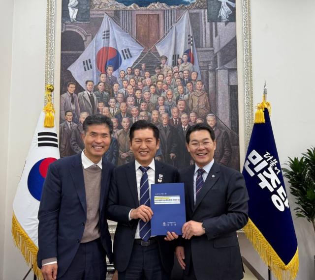 권익현 부안군수맨 오른쪽가 정청래 민주당 대표가운데에게 지역현안을 설명하며 지원을 요청하고 있다사진부안군