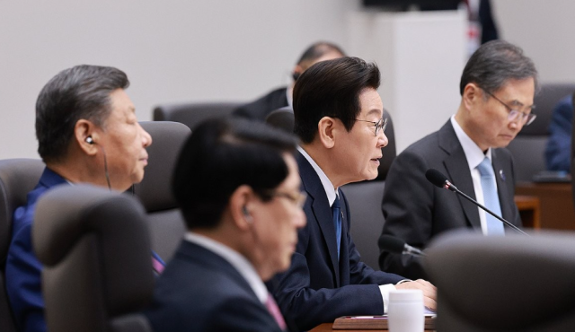 2025 아시아태평양경제협력체APEC 정상회의 의장 이재명 대통령이 1일 경주화백컨벤션센터HICO에서 열린 제2세션에서 모두발언을 진행하고 있다 사진연합뉴스