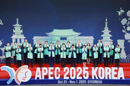 【2025 APEC】李在明与各国领导人合影留念