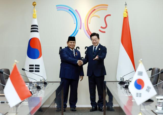 이재명 대통령과 프라보워 수비안토 인도네시아 대통령이 1일 APEC 정상회의장인 경북 경주화백컨벤션센터에서 정상회담에 앞서 악수하고 있다 사진연합뉴스