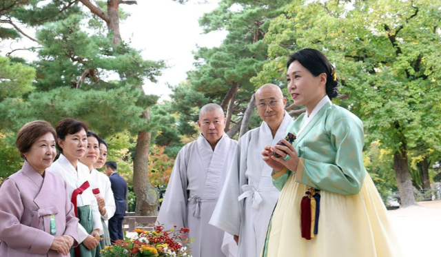 김혜경 여사가 31일 경주 불국사에서 열린 2025 아시아태평양경제협력체APEC 정상회의 배우자 친교 행사에서 참석자들에게 선물할 손난로를 살피고 있다 사진연합뉴스