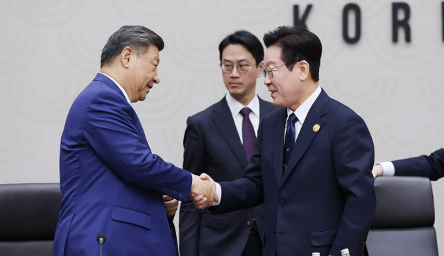 이재명 대통령오른쪽이 1일 경상북도 경주 경주화백컨벤션센터에서 열린 2025 아시아태평양경제협력체APEC 정상회의 의장국 인계식에서 2026 APEC 의장국인 중국의 시진핑 국가주석에게 의장직을 넘기며 악수하고 있다 사진연합뉴스