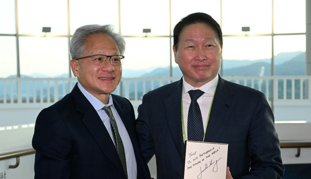 젠슨 황 엔비디아 CEO가 31일 경북 경주 예술의전당에서 열린 아시아태평양경제협력체APEC 최고경영자CEO 서밋에 참석해 최태원 대한상의 회장과 만나 AI슈퍼컴퓨터 DGX스파크를 선물한 모습 사진연합뉴스