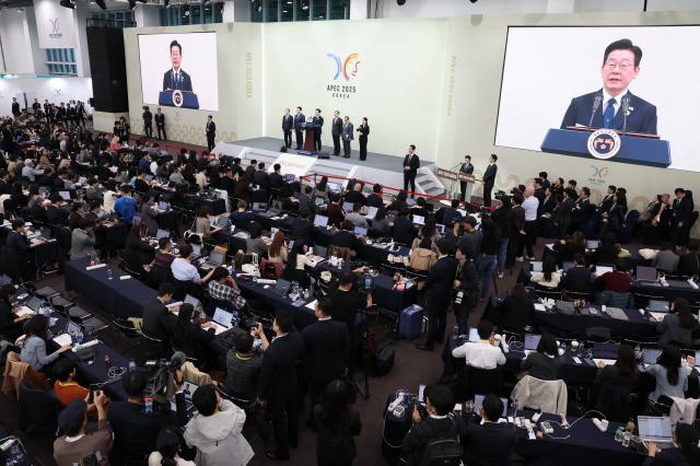 이재명 대통령이 1일 경주화백컨벤션센터HICO에서 2025 아시아태평양경제협력체APEC 정상회의를 마치고 기자회견을 하고 있다 사진연합뉴스