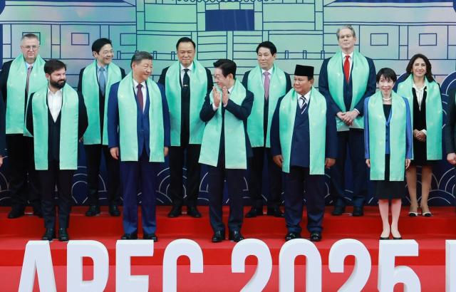 이재명 대통령이 1일 경주화백컨벤션센터HICO에서 열린 2025 아시아태평양경제협력체APEC 정상회의에서 각국 정상들과 한복 소재로 만든 목도리를 두르고 기념 촬영을 하고 있다 앞줄 왼쪽부터 가브리엘 보리치 칠레 대통령 시진핑 중국 국가주석 이 대통령 프라보워 수비안토 인도네시아 대통령 다카이치 사나에 일본 총리 뒷줄 왼쪽부터 알렉세이 오베르추크 러시아 국제부총리 로런스 웡 싱가포르 총리 아누틴 찬위라꾼 태국 총리 르엉 끄엉 베트남 국가주석 스콧 베선트 미국 재무장관 테레사 메라 페루 통상관광부 장관사진연합뉴스