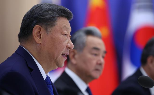 1日，中国国家主席习近平在庆尚北道国立庆州博物馆举行的中韩元首会谈上发表讲话。【图片来源 韩联社】