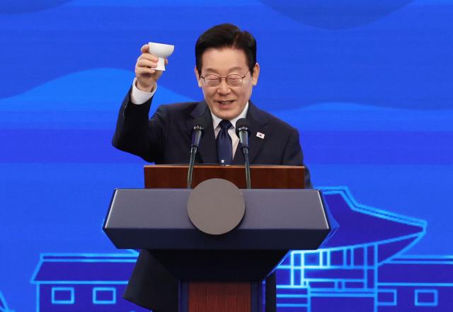 이재명 대통령이 1일 경북 경주시 소노캄에서 열린 시진핑 중국 국가주석을 위한 국빈만찬에서 건배사를 하고 있다 사진연합뉴스