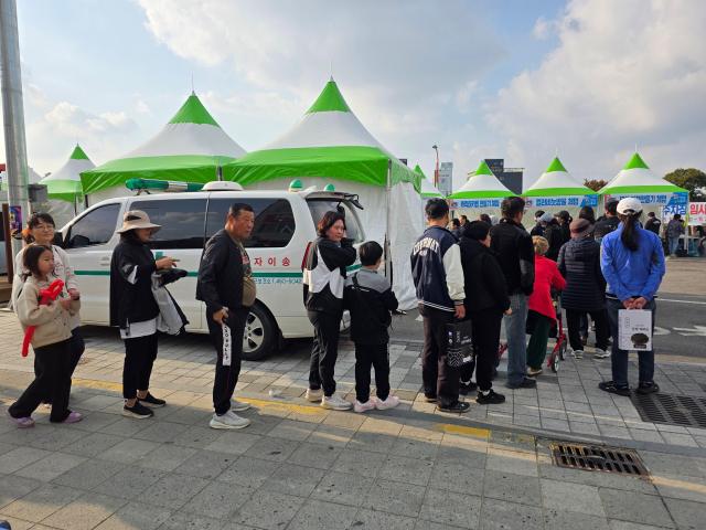 남도음식무안뻘낙지거리 방문의 달 운영으로 행운의 돌림판 이벤트 행사에 줄을 서있는 모습사진김옥현 기자