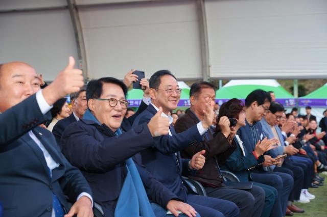 해남 14개 주민들이 참여한 읍면별 특산물 뽐내기 퍼레이드에 명현관 군수와 지역 국회의원인 박지원의원이 손을 들어 환영하고 있다사진해남군