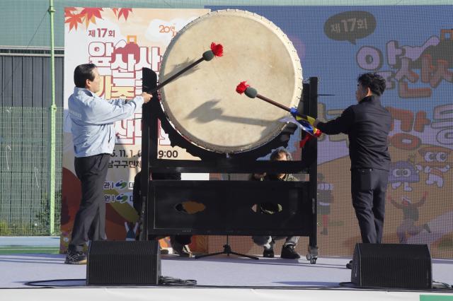 대구광역시 남구 조재구 구청장과 권복만 남구체육회장이 앞산사랑 가족건강 등산대회를 2000여 회원이 함께 산행 시작을 알렸다 사진이인수 기자