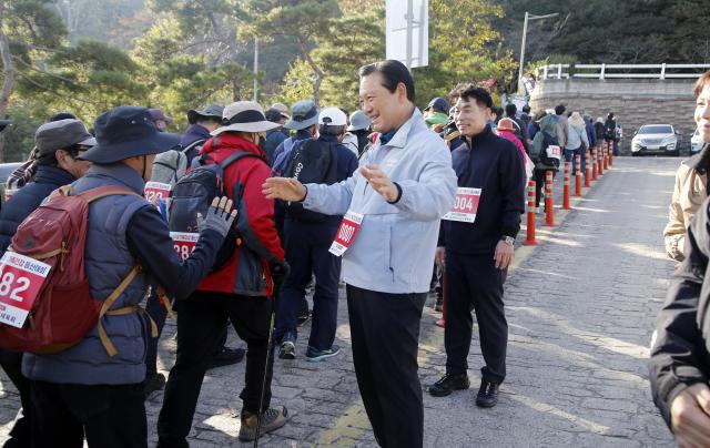 대구광역시 남구 조재구 구청장과 권복만 남구체육회장이 앞산사랑 가족건강 등산대회를 가는 회원께 응원했다 사진이인수 기자