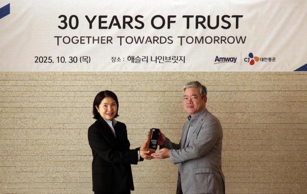 지난달 30일 경기 여주 해슬리 나인브릿지에서 열린 CJ대한통운-한국암웨이 물류협업 30주년 기념행사에서
신은주 한국암웨이 대표왼쪽와 신영수 CJ대한통운 대표가 기념사진을 찍고 있다 사진CJ대한통운