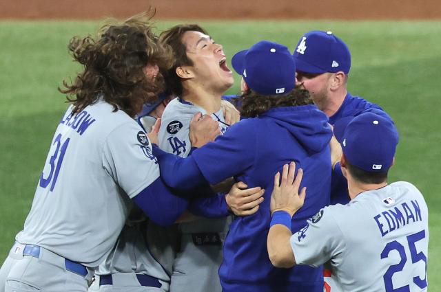 로스앤젤레스LA 다저스의 일본인 투수 야마모토 요시노부왼쪽에서 두 번째는 WS 최우수선수MVP로 우뚝 섰다 그는 올해 WS 다저스의 4승 중 3승을 홀로 책임졌다 사진연합뉴스·로이터