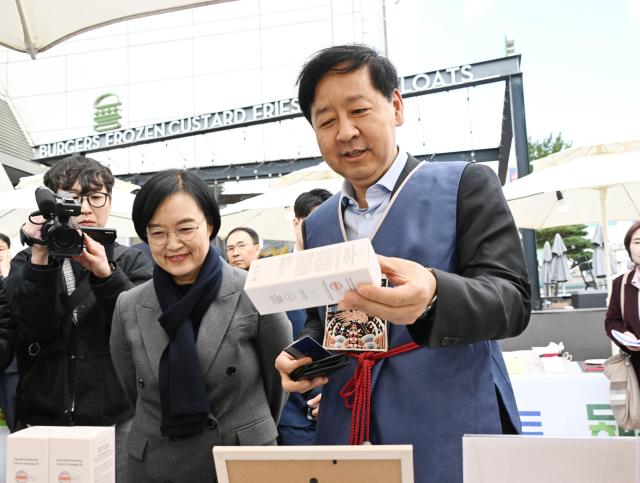 구윤철 부총리 겸 기획재정부 장관이 한성숙 중소벤처기업부 장관과 함께 11월 2일 서울 중구에서 진행된 코리아 그랜드 페스티벌-모두의 동행 행사장을 방문 소상공인 제품 판매부스를 둘러보며 상인들을 격려하고 애로사항을 청취하고 있다