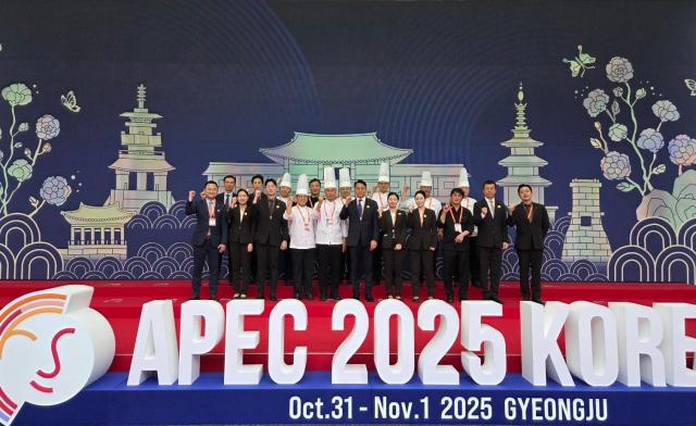 롯데호텔앤리조트 임직원들이 1일 ‘2025 APEC 정상회의’ 행사 종료 후 기념사진을 촬영하고 있다 사진롯데호텔앤리조트