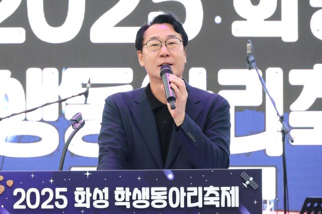 정명근 화성특례시장이 청소년들의 꿈과 미래에 대한 격려의 축사를 하고 있다 사진화성시