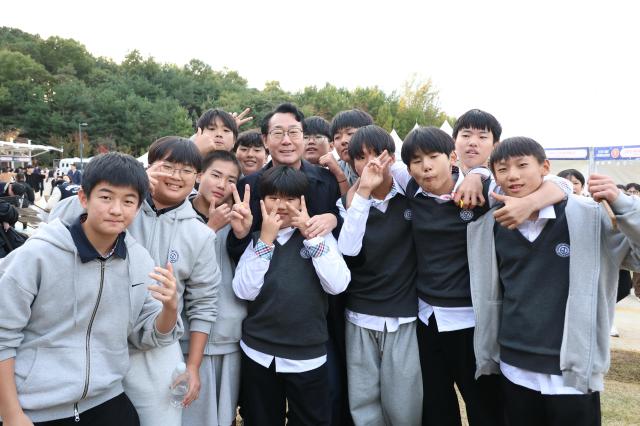 정명근 화성특례시장이 2025 학생동아리 축제에 참가한 학생들과 사진촬영을 하고 있다 사진화성시