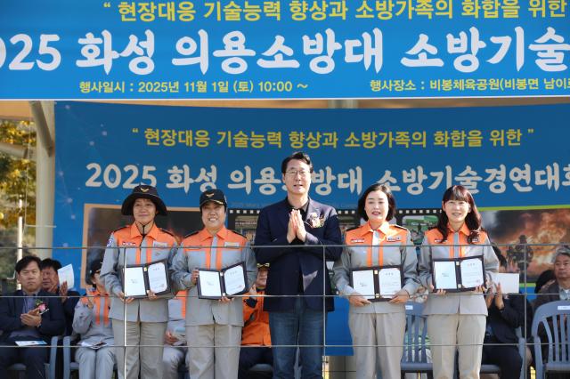 정명근 화성특례시장이 수상자들과 함께 기념촬영을 하고 있다 사진화성시