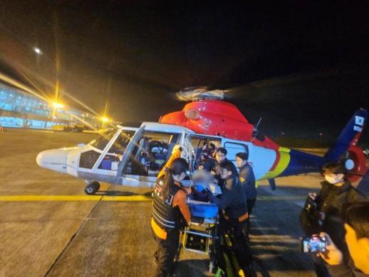 동해해경청, 울릉도 뇌출혈 응급환자 헬기 긴급 이송... 생명 위기서 구했다