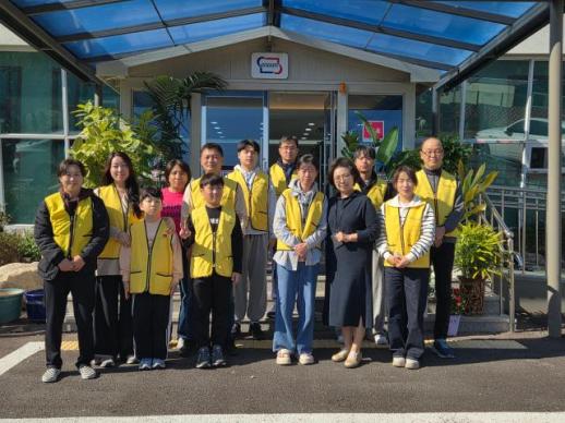 동해시가족봉사단, 가을 나들이로 세대 간 소통 꽃피워... 어르신·학생 따뜻한 교류