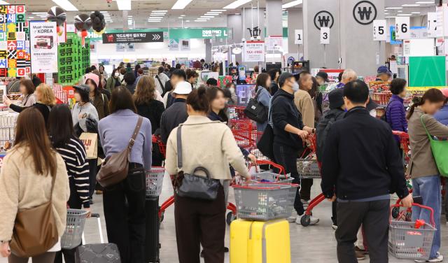 쇼핑객들로 붐비는 롯데마트
    서울연합뉴스 진연수 기자  30일 서울 중구 롯데마트 제타플렉스 서울역점에서 시민들이 장을 보고 있다 
    롯데마트 롯데슈퍼는 그로서리식료품 쇼핑 축제 땡큐절에서 필수 식품부터 주류 생활용품 잡화 등 전 상품군에 걸쳐 평소보다 두 배 이상 많은 품목을 반값에 선보이기로 했다 20251030
    jin90ynacokr2025-10-30 121639
저작권자 ⓒ ㈜연합뉴스 무단 전재 재배포 금지 AI 학습 및 활용 금지저작권자 ⓒ ㈜연합뉴스 무단 전재 재배포 금지 AI 학습 및 활용 금지