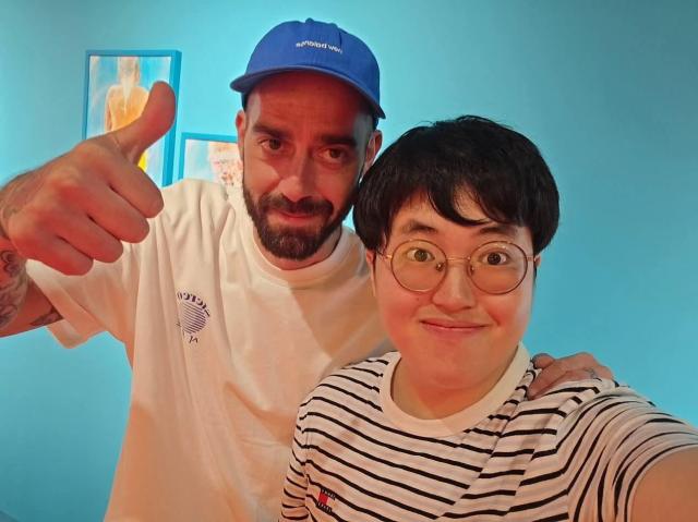 요시고 작가가 전하는 메시지 사진 김호이 기자