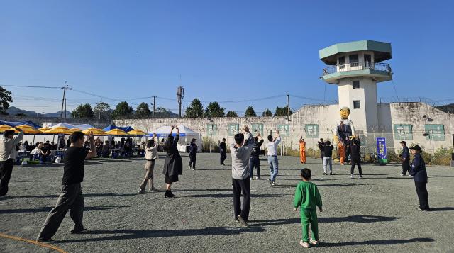 전라남도와 장흥군이 주최하고 전남도정보문화산업진흥원이 주관해 장흥 빠삐용Zip에서 열린 ‘2025 전남 콘텐츠 페어’가 1만 8천여 관람객이 몰리면서 세대 공감 체험 청년 진로 연계 등 참여형 축제로 2일 막을 내렸다사진전남도