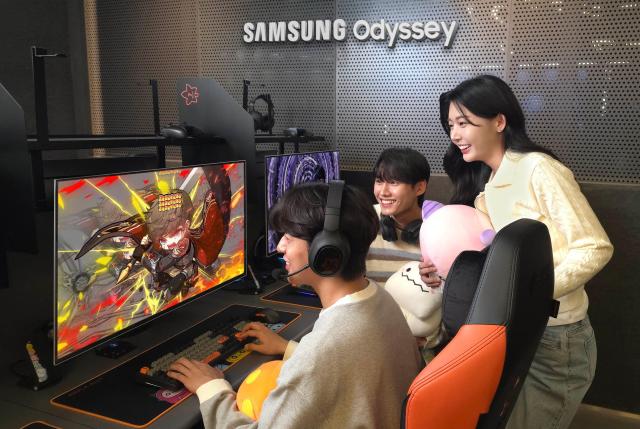 삼성전자 모델이 넥슨 플래그십 게이밍 공간 메이플 아지트에서 삼성 오디세이 게이밍 모니터로 게임을 체험하고 있다 사진삼성전자