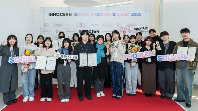 김정아 이노션 대표이사와 SOS 공모전 참여 학생들이 촬영을 하고 있다사진이노션 