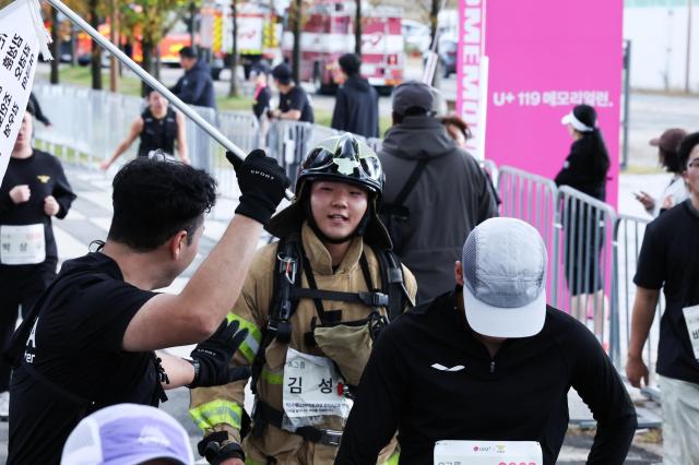 소방복을 입고 대회에 나선 현직 소방관들의 모습 사진LG유플러스