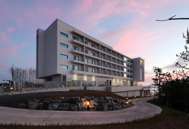 전라남도는 ‘2025년 전라남도 우수건축물’ 공모를 통해 해남126 오시아노호텔사진 등 공공부문 2개소와 민간부문 3개소를 선정했다사진전남도