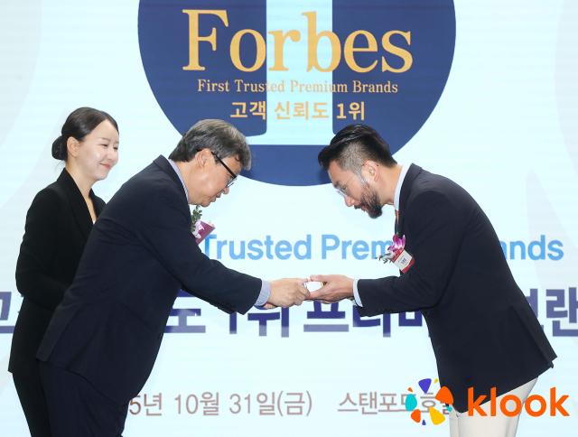 전 세계 숙박·교통·액티비티 예약 플랫폼 클룩Klook이 고객신뢰도 1위 프리미엄 브랜드 글로벌 여행 플랫폼 부문에서 대상을 수상했다고 3일 밝혔다 사진클룩