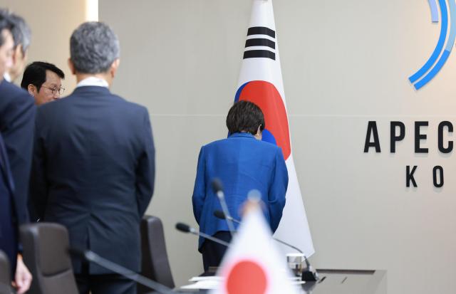  다카이치 사나에 일본 총리가 지난달 30일 경북 경주 APEC 정상회의장에서 열린 이재명 대통령과의 한일 정상회담에서 기념촬영 후 자리로 향하기 전 태극기에 예를 표하고 있다 사진연합뉴스