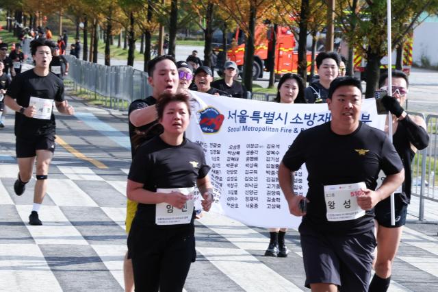 LG유플러스는 지난 2일 소방청과 함께 순직소방관 추모 마라톤 119메모리얼런을 성황리에 마쳤다 사진은 119메모리얼런 대회 참가자들이 전력 질주하고 있는 모습