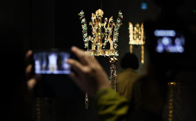 六顶新罗金冠世纪聚首 国立庆州博物馆迎观展热潮