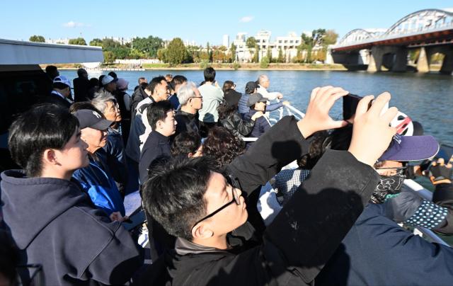 한강버스 탑승객들이 외부로 나가 한강의 가을을 즐기고 있다 사진서울시