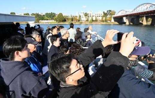 운항 재개 한강버스...주말 동안 6138명 탑승했다