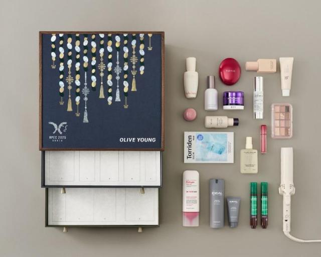 Bộ quà tặng dành cho lãnh đạo các quốc gia tham dự APEC 2025 tại Gyeongju Hàn Quốc của Olive Young ẢnhOlive Young