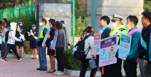 29일 오전 인천 연수구 송도동 신정중학교와 연송고등학교 앞에서 연수구와 연수경찰서 직원 및 자원봉사자들이 학생들을 대상으로 전동킥보드개인형 이동장치 안전수칙 캠페인을 벌이고 있다 사진연합뉴스
   